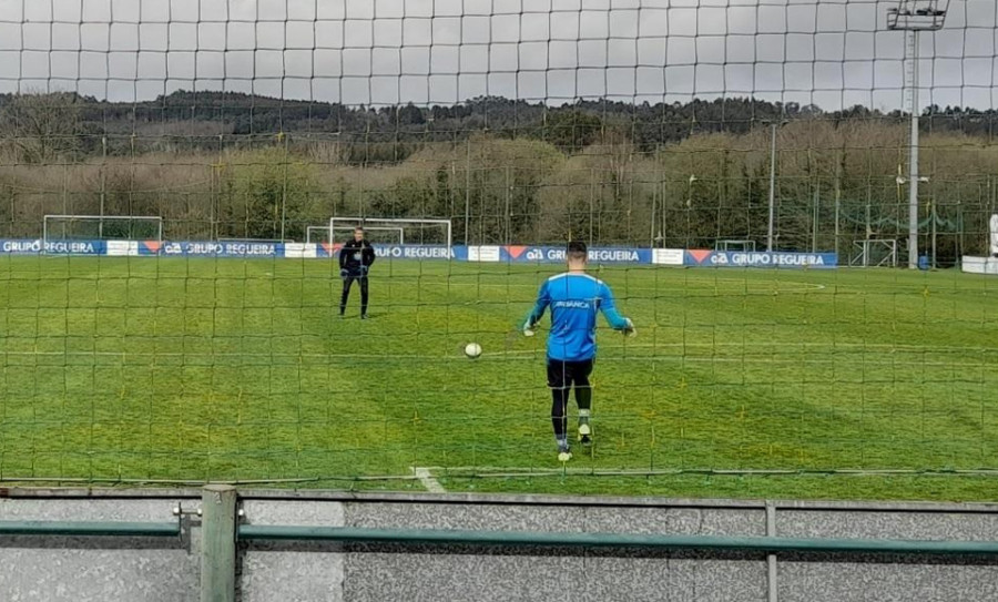 Mackay empieza a hacer portería y el cuerpo técnico mima a Trilli