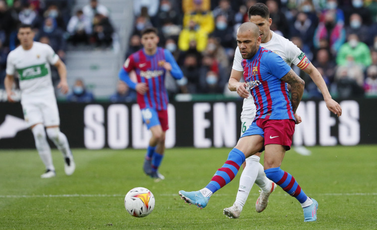 El Barça salva la racha con VAR en Elche