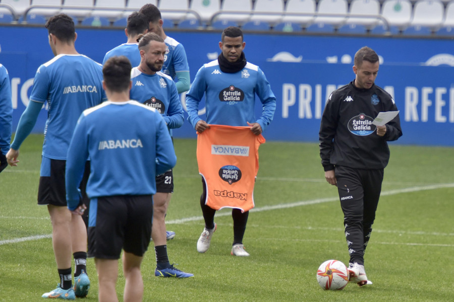 Táctica y estrategia bajo la intensa lluvia en Riazor