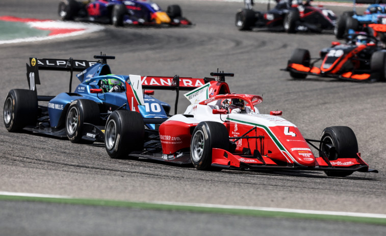 Leclerc logra la primera 'pole' del año y Sainz saldrá tercero en Baréin