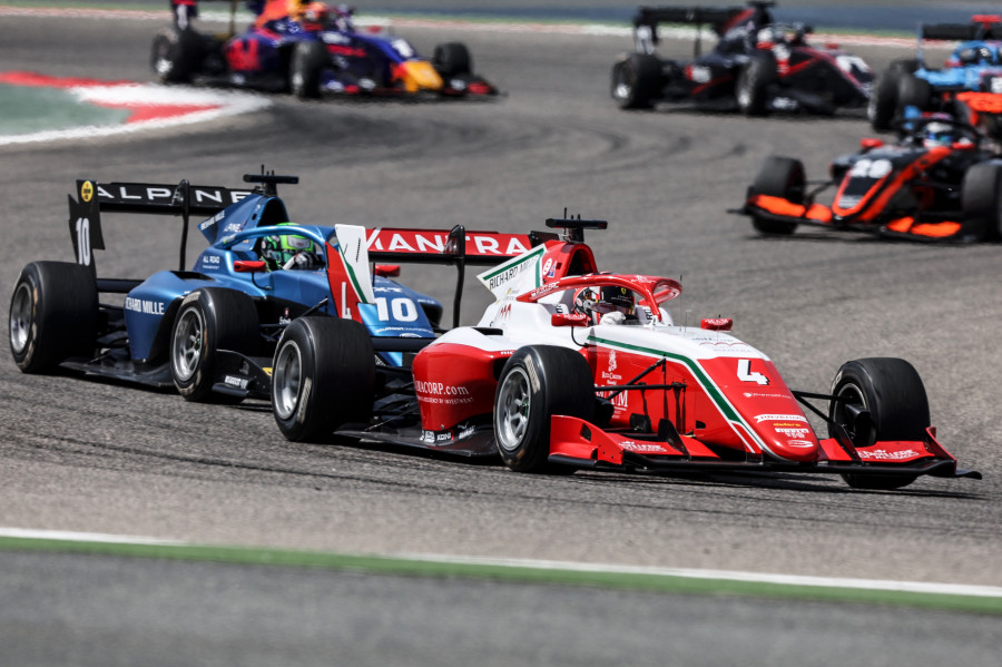 Leclerc logra la primera 'pole' del año y Sainz saldrá tercero en Baréin
