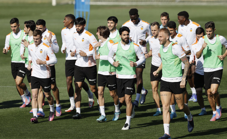 El Valencia volverá al trabajo mañana con menos de la mitad de la plantilla