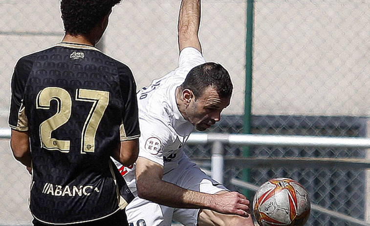 El líder conquista  A Grela con dos goles de Fidalgo al final