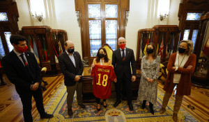 La alcaldesa de A Coruña recibe de Rubiales la camiseta de Jordi Alba