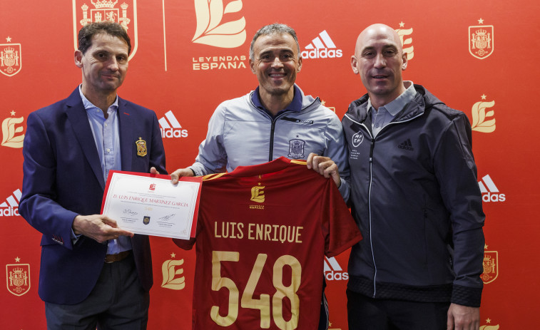 Luis Enrique, Morata y Dani Olmo reciben sus camisetas de Leyendas