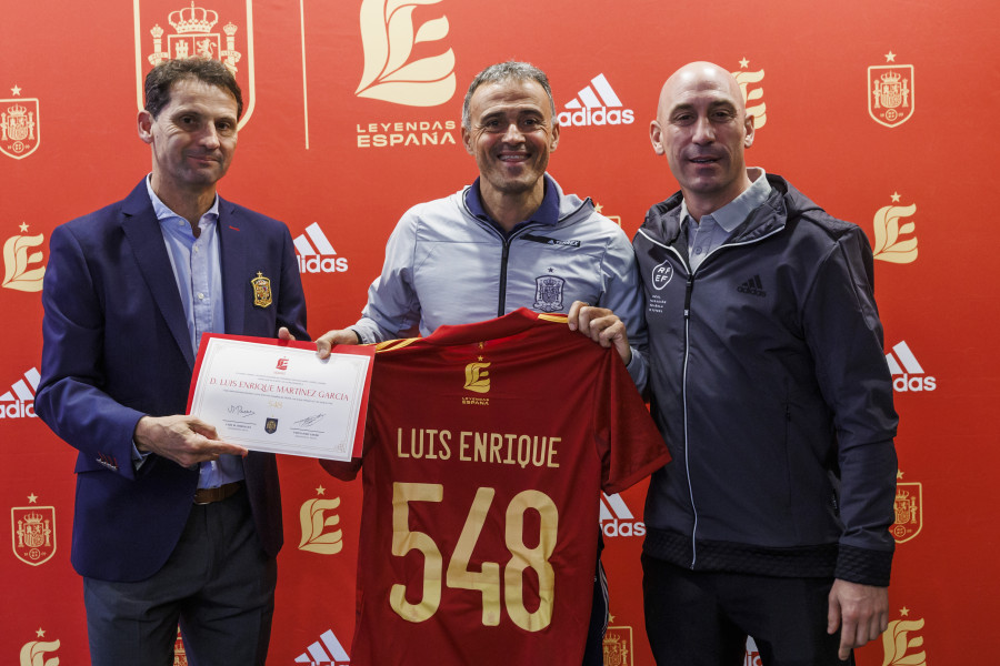 Luis Enrique, Morata y Dani Olmo reciben sus camisetas de Leyendas