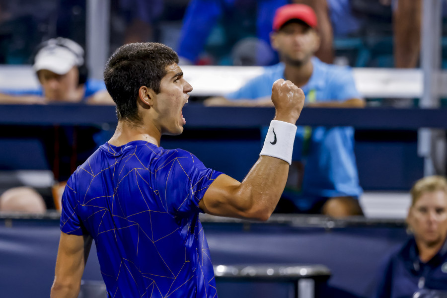 Carlos Alcaraz avanza a cuartos en Miami tras vencer a Stefanos Tsitsipas