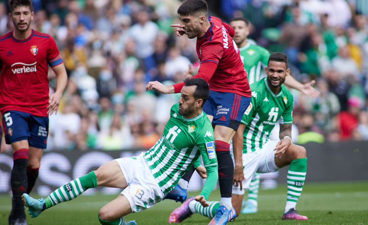 El Betis golea a Osasuna para no perder la estela de la 'Champions'