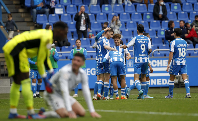 El Depor se resiste a renunciar a su caza al líder y golea al DUX