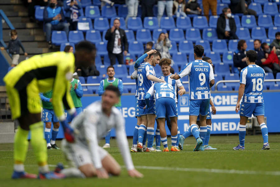 El Depor se resiste a renunciar a su caza al líder y golea al DUX