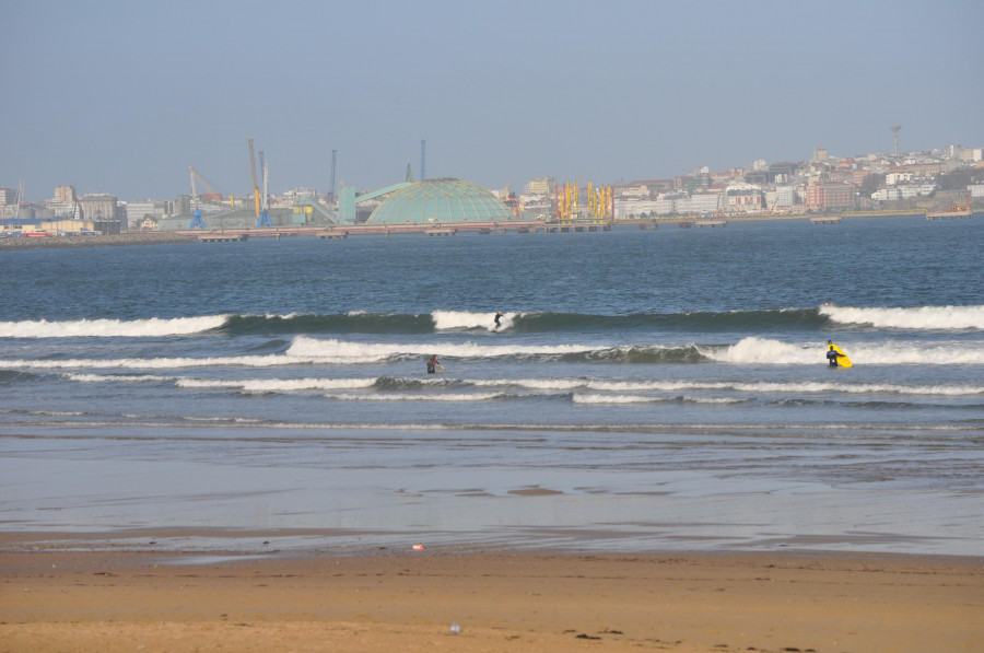 Mireia Cabañes y Ángel Curiel imparten una jornada de surf adaptado en Bastiagueiro