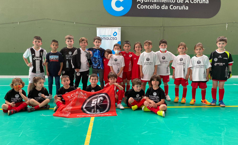 Puesta de largo con los más jóvenes del 5 Coruña Fútbol Sala
