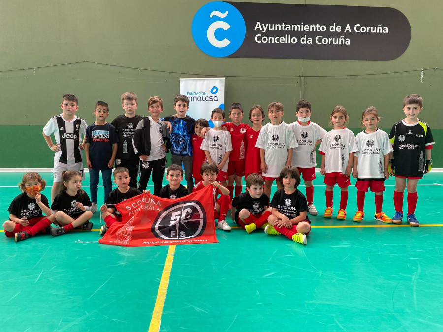 Puesta de largo con los más jóvenes del 5 Coruña Fútbol Sala