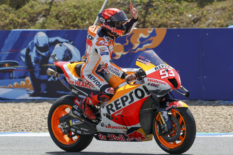 Marc Márquez dice sobre su salvada que "la afición" le ha "levantado la moto"