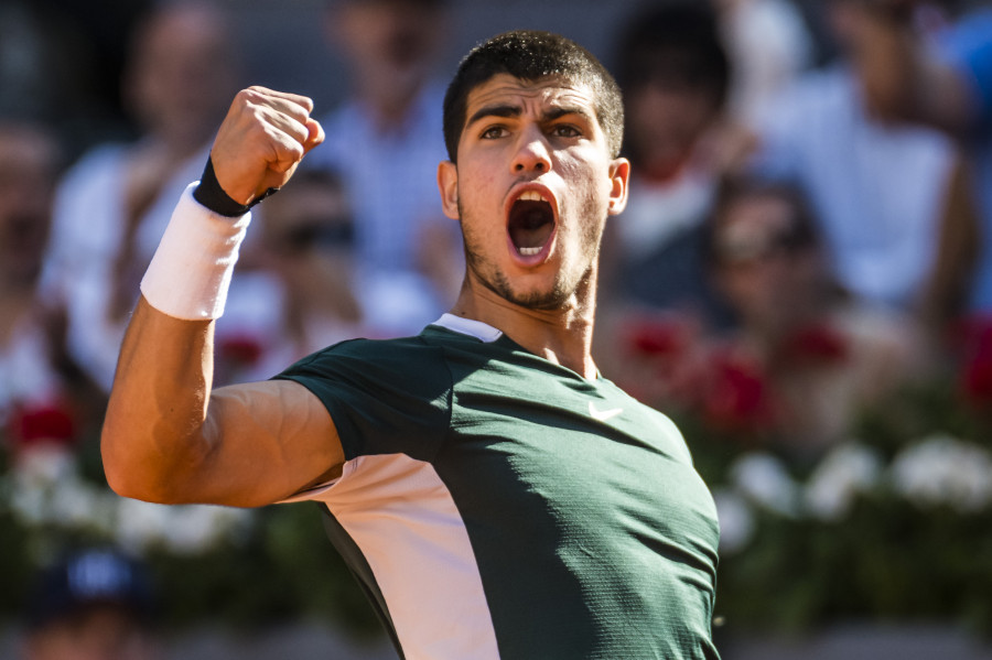 Alcaraz tumba a Djokovic y alcanza la final