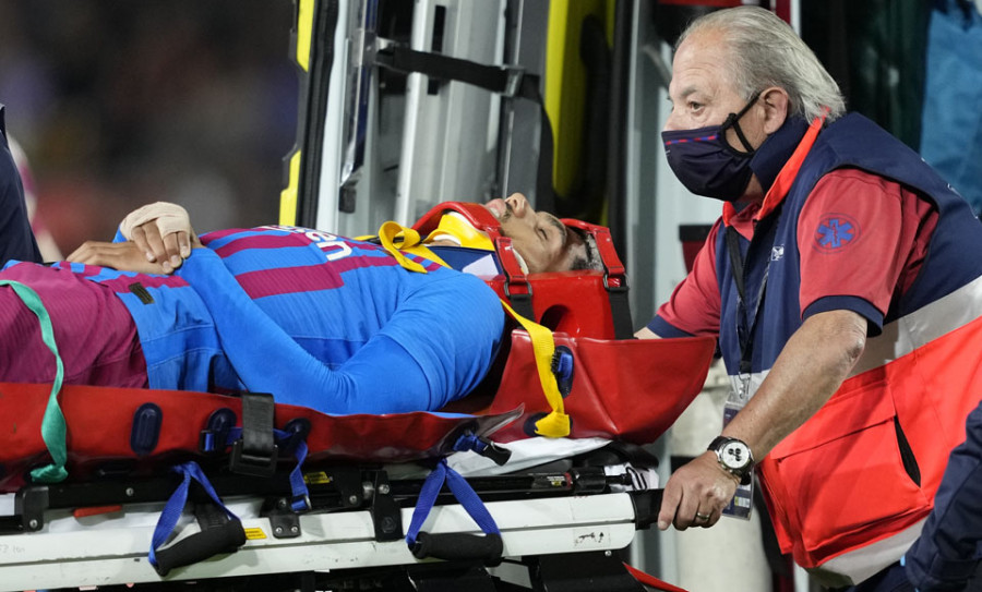 Araujo, evacuado en ambulancia del Camp Nou por una contusión en la cabeza
