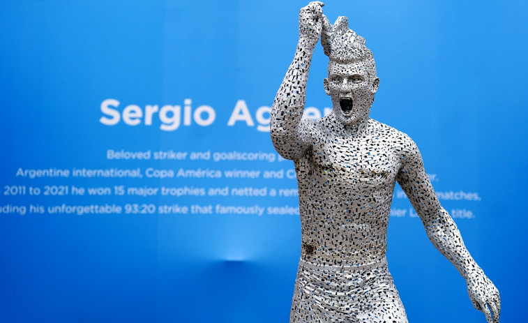El City desvela la estatua de Agüero