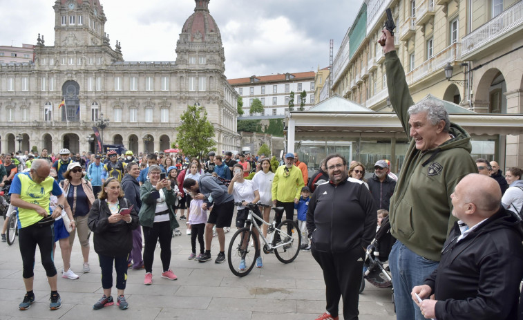 La lluvia no aguó la fiesta en una nueva edición de la Carrera Alternativa en la plaza de María Pita