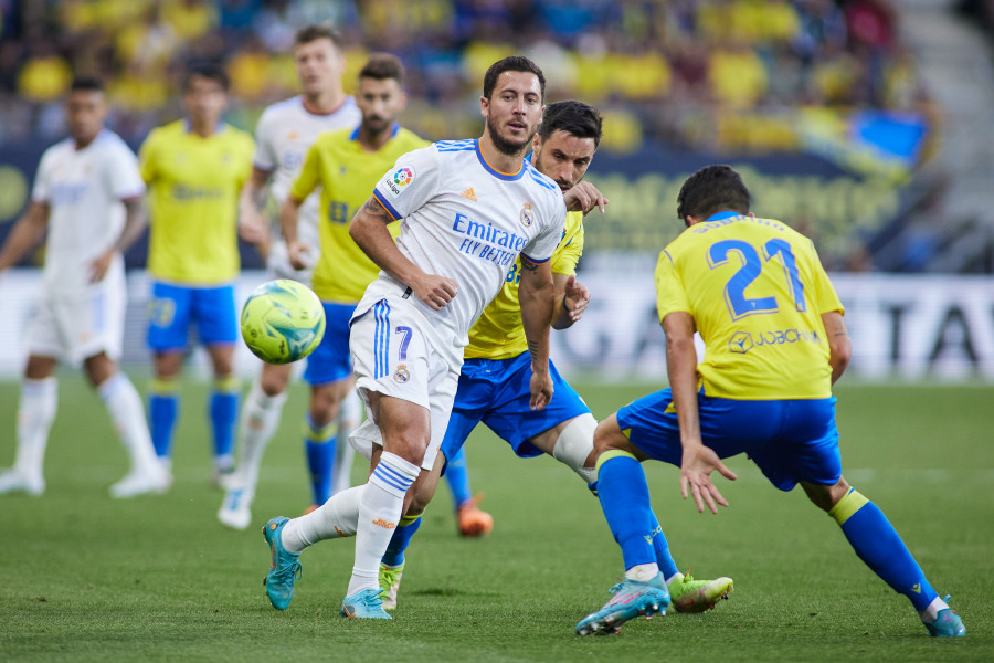 El Cádiz perdona al campeón y ya no depende de sí mismo