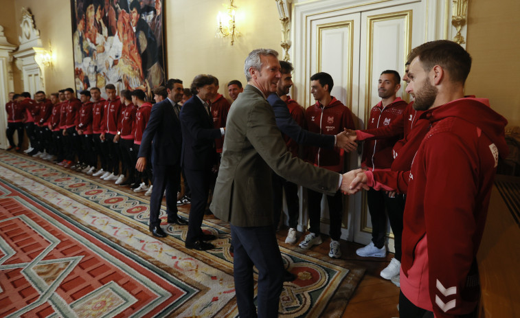 Rueda celebra con la plantilla del Pontevedra su ascenso a Primera RFEF