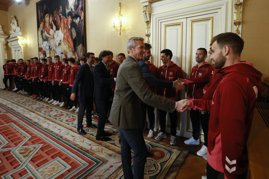 Rueda celebra con la plantilla del Pontevedra su ascenso a Primera RFEF