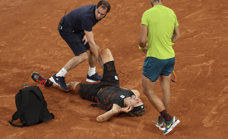 Zverev apunta a una rotura de ligamentos tras torcerse el tobillo ante Nadal