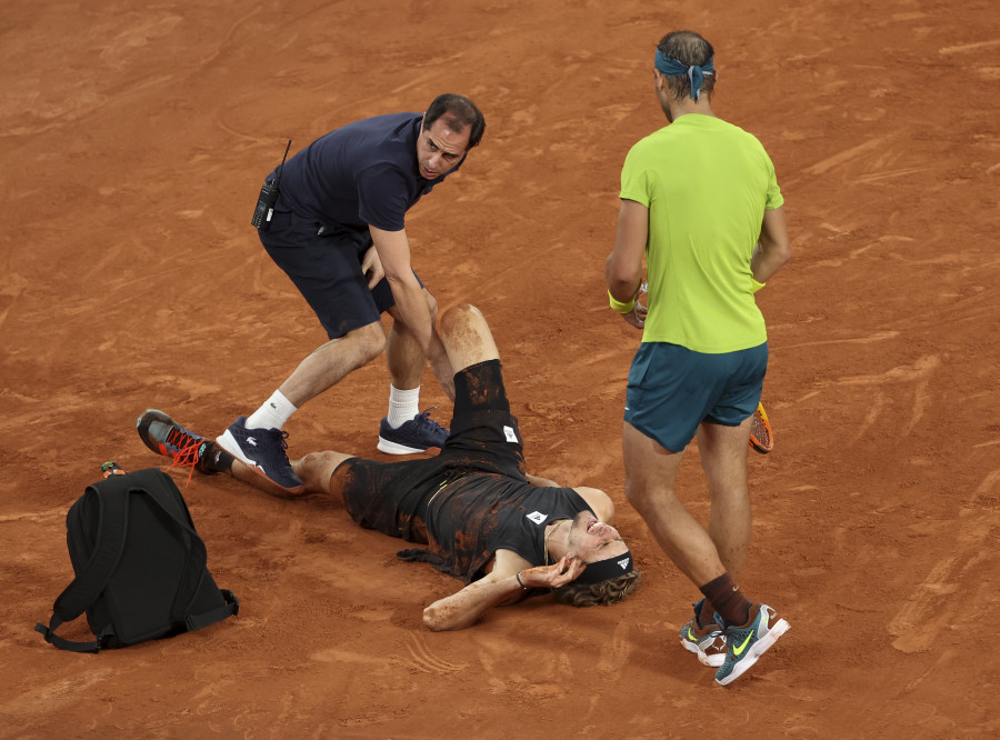 Zverev apunta a una rotura de ligamentos tras torcerse el tobillo ante Nadal