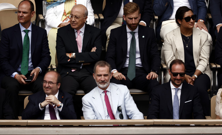 El rey Felipe VI anima a Nadal en las gradas de Roland Garros