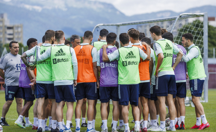 La selección absoluta homenajeará a la femenina con su camiseta en Málaga