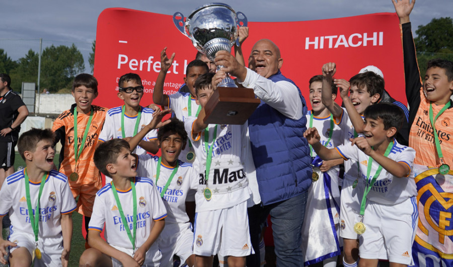 El Real Madrid levantó la Hitachi Air Cup, una fiesta del fútbol base en Abegondo
