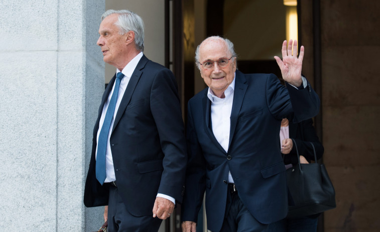 Blatter se distancia de la FIFA en el segundo día de su juicio por fraude