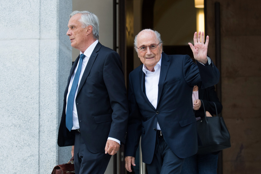 Blatter se distancia de la FIFA en el segundo día de su juicio por fraude