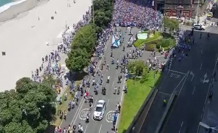 Miles de aficionados reciben al Deportivo antes de la final con el Albacete