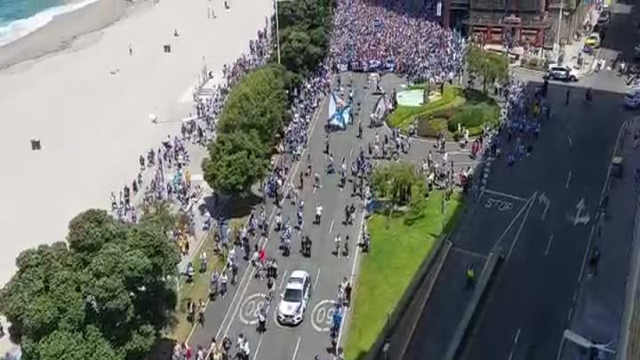 Miles de aficionados reciben al Deportivo antes de la final con el Albacete