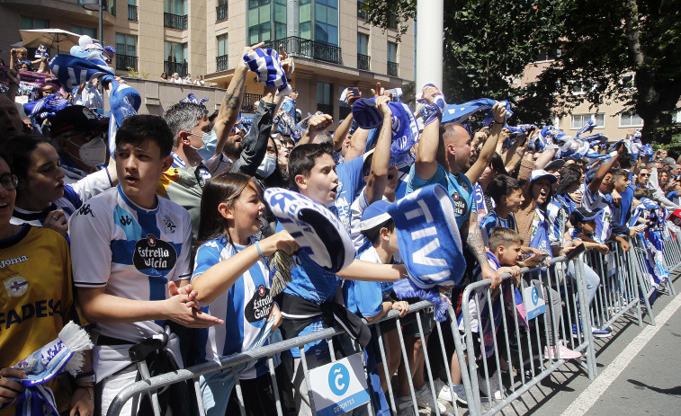 El colectivo ‘Riazor Blues’ insta a teñir A Coruña de azul