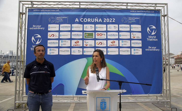 Más de 1.500 deportistas de veinte países compiten en triatlón en A Coruña