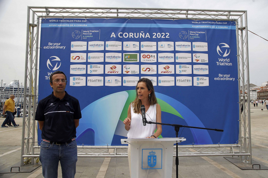 Más de 1.500 deportistas de veinte países compiten en triatlón en A Coruña