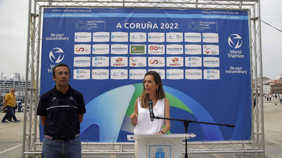 Más de 1.500 deportistas de veinte países compiten en triatlón en A Coruña