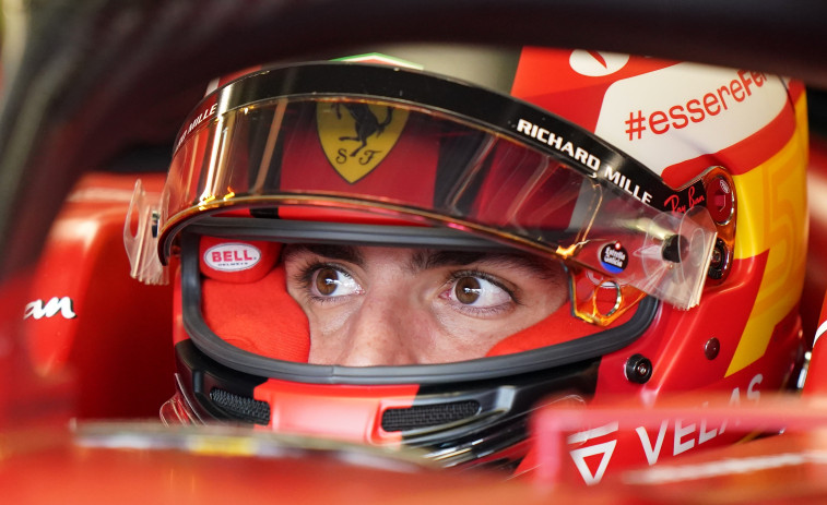 Carlos Sainz  abandona tras recibir el impacto de Russell en la primera vuelta