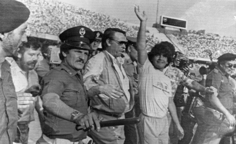 Maradona era presentado en Nápoles hace 38 años y esta le juró lealtad eterna