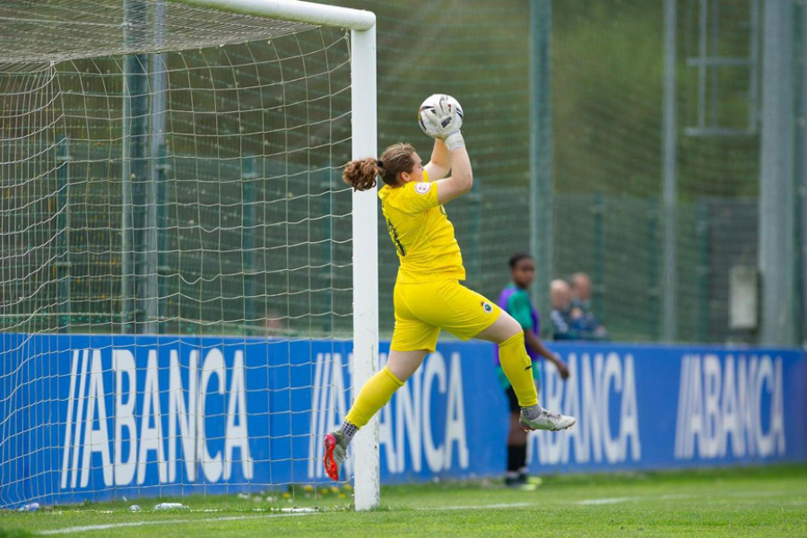 Lucía Alba cierra la portería del Depor Abanca