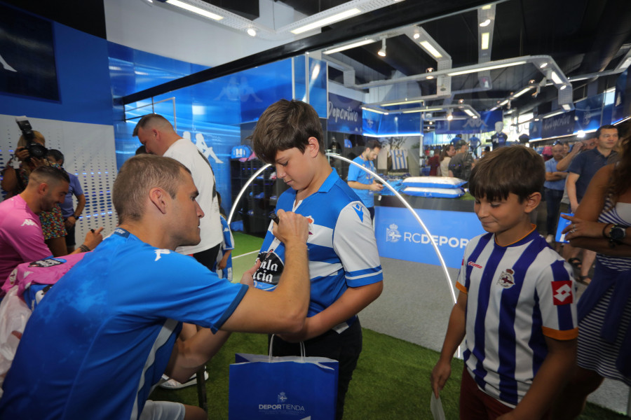 Los adeptos deportivistas, entregados a la camiseta Galicia Azul