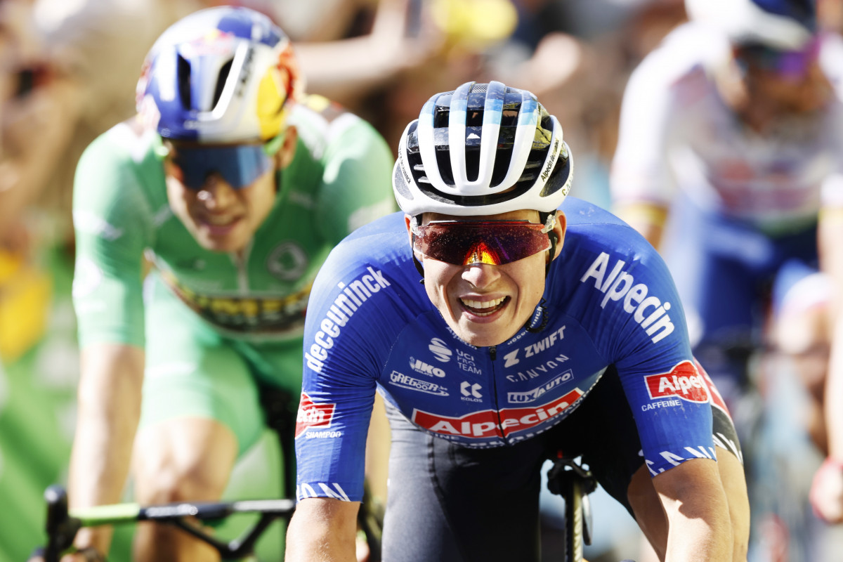 Jasper Philipsen (R) of Alpecin Deceuninck entra en meta por delante de Wout Van Aert