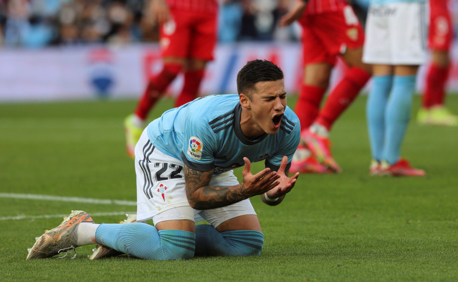 Santi Mina todavía entrena con el Celta a la espera de resolver su futuro