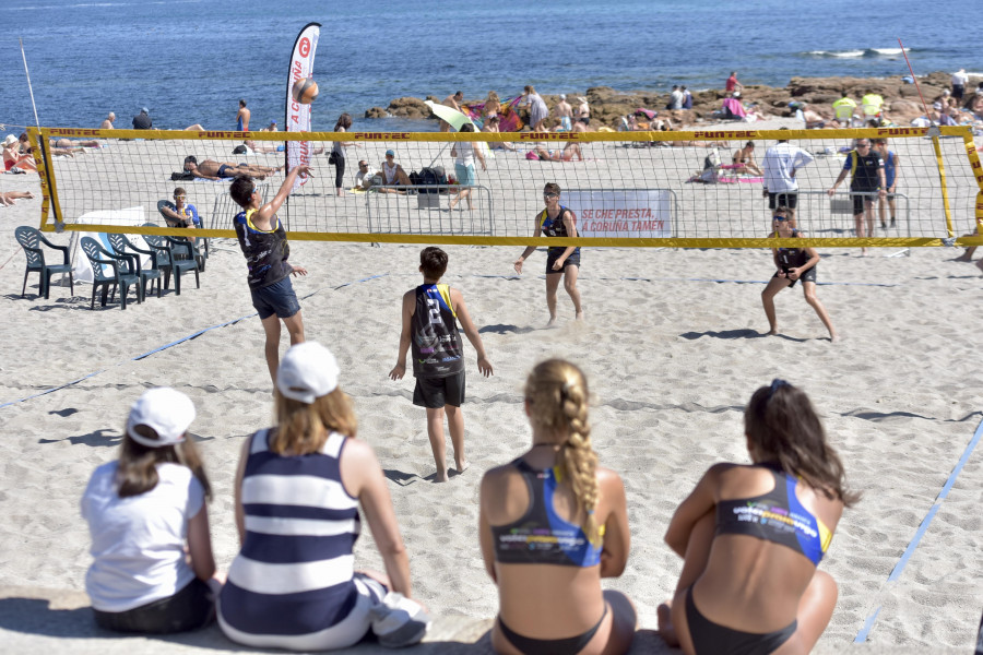 Más de 250 jóvenes,  en el arenal de Riazor