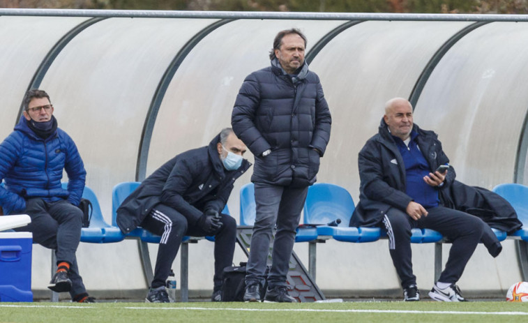 Sin técnico ni jugadores a tres semanas de Riazor