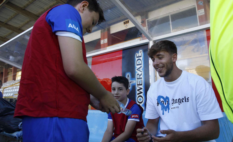 El coruñés Nico González llega a Valencia listo para debutar ante el Girona