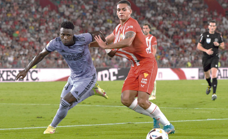 El Real Madrid sufre pero logra imponerse en Almería