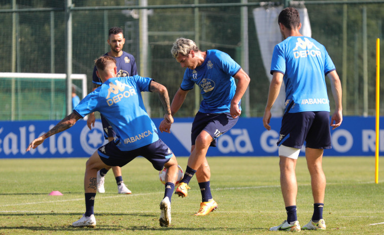 Ibai Gómez prepara su guante a balón parado