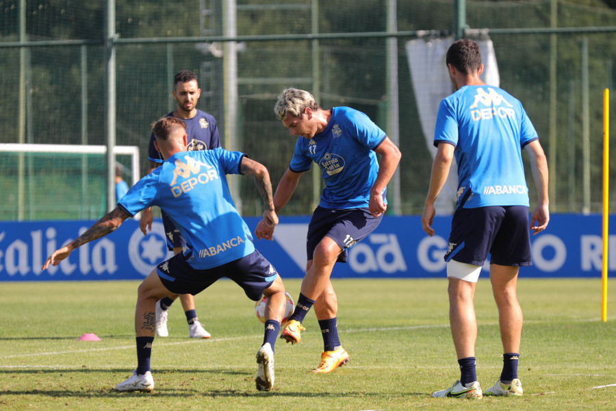 Ibai Gómez prepara su guante a balón parado